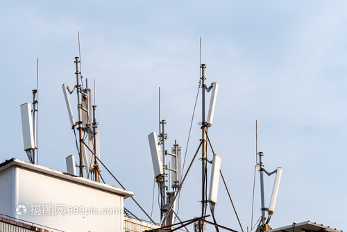 楼顶上的信号基站台 现代通讯的隐形守护者